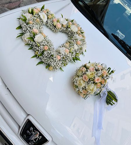 دیزاین رز صورتی و سفید در دسته گل عروس در قم
