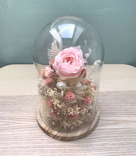 استفاده از گل و دیگر عناصر تزئینی در باکس گل شیشه ای استوانه ای