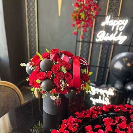 دیزاین هدیه در کنار گل برای سورپرایز تولد در قم